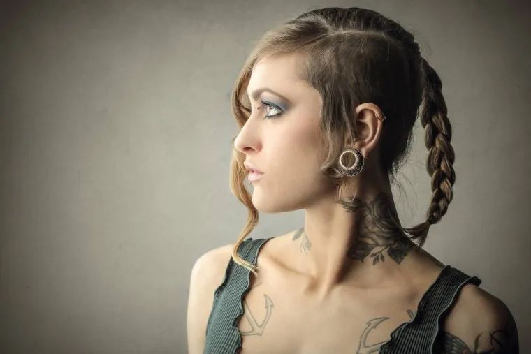 Piercing oreille helix cicatrisation, Givet, Kalygrafink