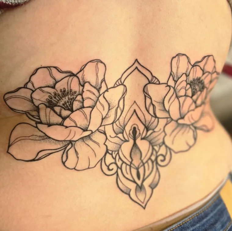 Tatouage ornemental dos à Givet , Givet, Kalygrafink