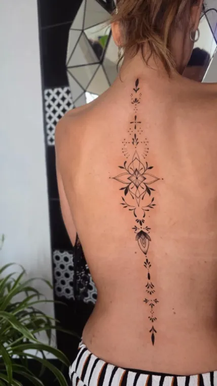 Du fine Line sur ce joli dos sur Givet, Givet, Kalygrafink